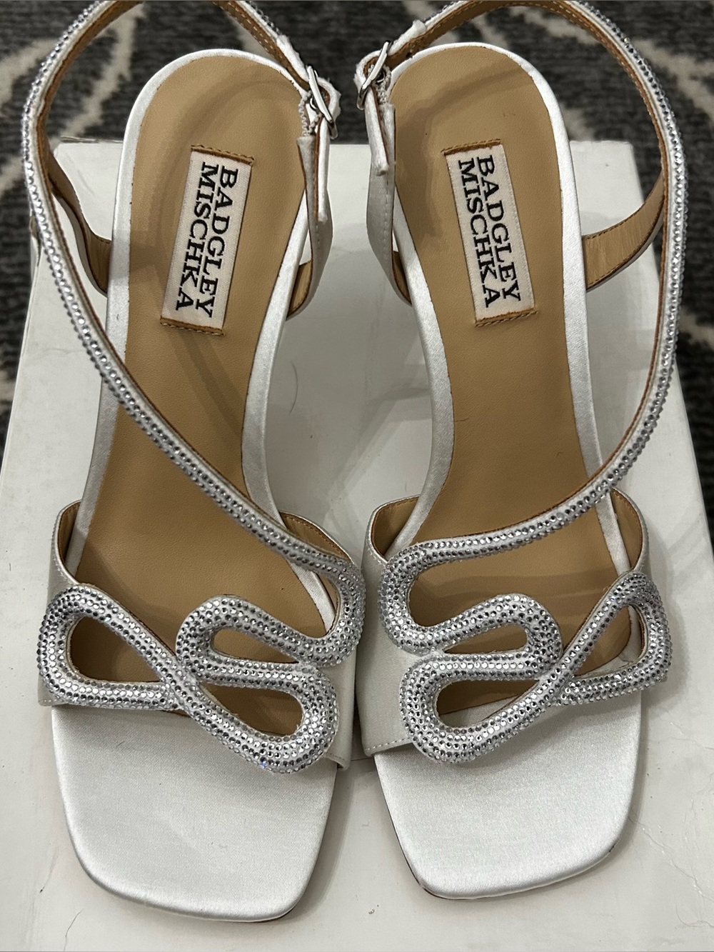 Gorgeous White Satin Badgley Mischka Rhinestone Crystal Ankle-Strap Shoes 6